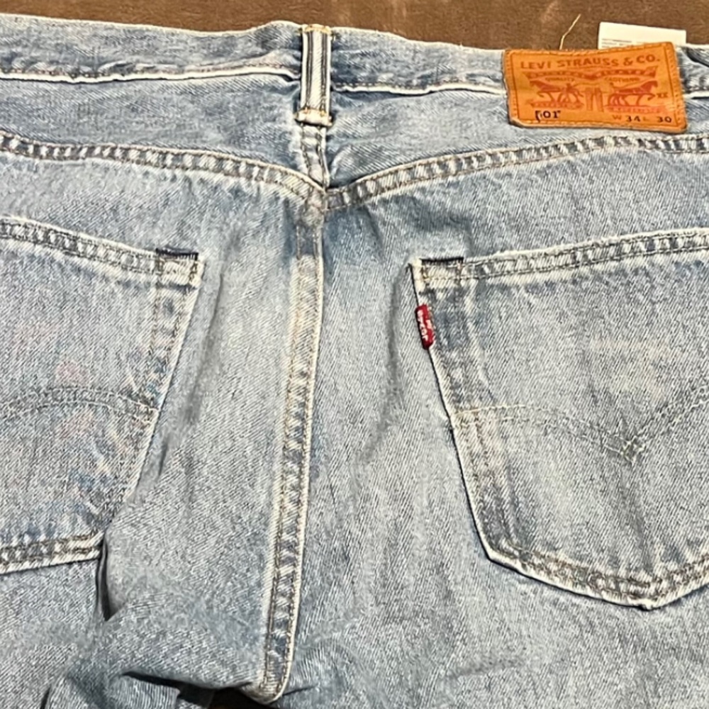 Mens Levi’s jeans.